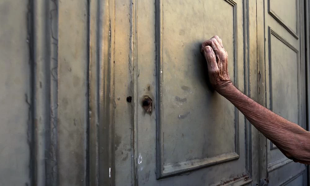 Βόλος: Καταδικάστηκε η 80χρονη που έστειλε στο νοσοκομείο τον 90χρονο σύζυγό της για μια μπουκιά ψωμί